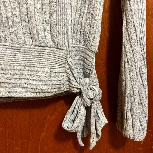 Womens Light Sweater Blouse with bow. New without tags - Picture 2 of 5